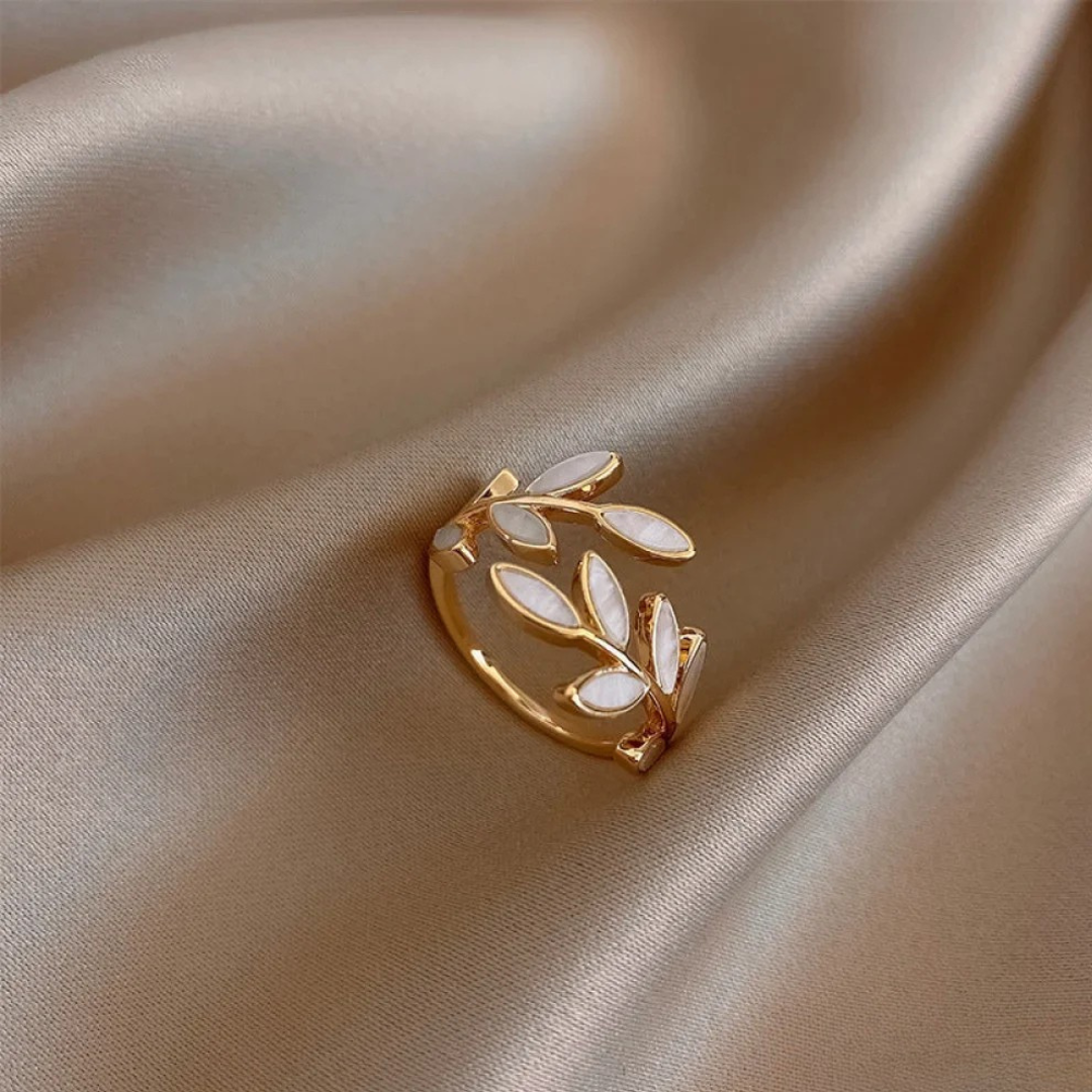 Verstelbare ring met wit opaalblad in goud